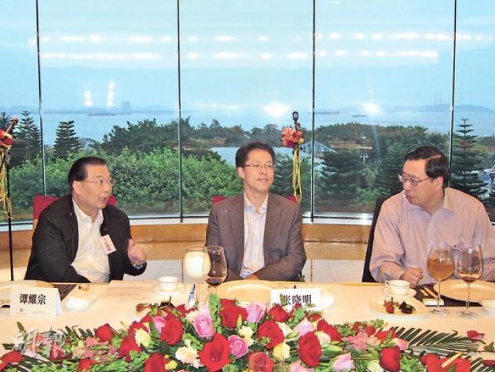 中聯辦主任張曉明（中）昨日在霍英東家族持有的南沙大酒店宴請30多名建制派議員，立法會兩大黨派的主席坐在他的兩側，左為民建聯主席譚耀宗，右為經濟民生聯盟主席梁君彥，張曉明席間飲用酸奶。（林凱旻攝）
