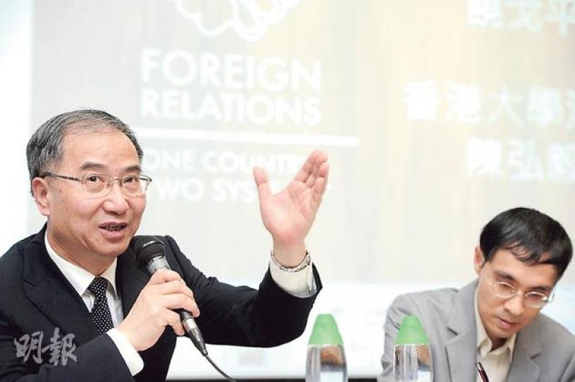 本身是北京大學法學院教授的基本法委員會委員饒戈平（左），昨日與另一名基本法委員會委員、港大法律學院教授陳弘毅（右）出席論壇，兩人會後都被記者追問對普選方案的看法。（尹錦恩攝）