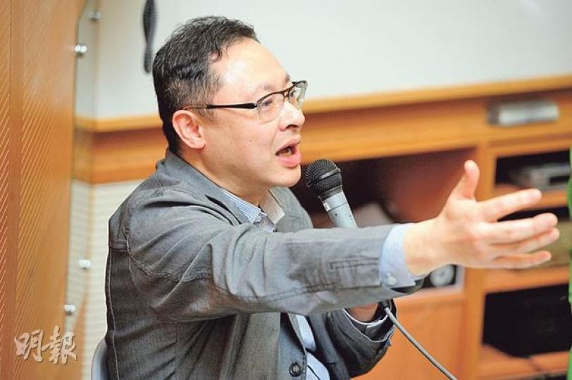 「佔領中環」倡議人、港大法律系副教授戴耀廷說，不少人提醒他可能會遭到恐嚇，但有些事即使害怕也必須做，也希望社會人士能向不同階層人士解說，令更多人明白「佔領中環」理念。（尹錦恩攝）