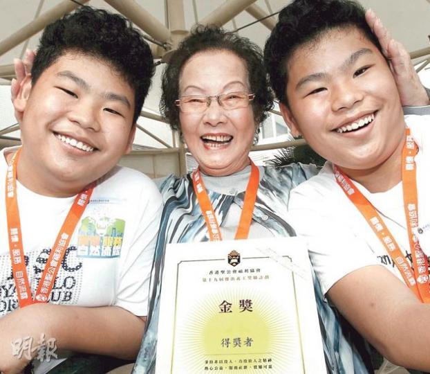 15歲孖仔劉浩賢（右）及劉浩南（左）參與義工工作4年，79歲鄧哲珩婆婆（中）則做義工超過20年，3人同樣在服務中找到大意義。（李紹昌攝）
