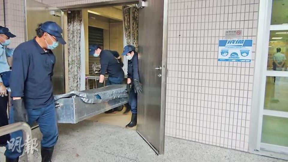 5歲唐氏綜合症男童飲奶後猝死，其屍體由仵工舁走，稍後會剖屍以確定死因。（林智傑攝）