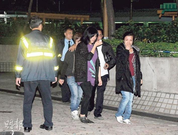 大埔太和邨福和樓25歲女子與家人爭吵後跳樓亡，其家人聞悉噩耗，痛哭趕往醫院了解。（蔡方山攝）