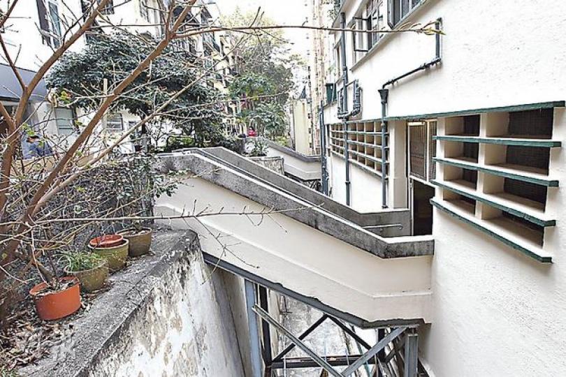 街市後方連接永利街的樓梯（李紹昌攝）Louie（左）、Thomas（右）（林茵攝）