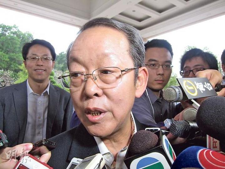 港澳辦主任王光亞被問到對「佔領中環」看法時，稱香港是法治社會，相信港人不希望看到香港被搞亂，又指港人會清楚哪些政黨做的事對香港及國家有利。後左一為中聯辦主任張曉明。（林凱旻攝）對於喬曉陽的言論，民主黨副主席蔡耀昌（中）昨晚與另外兩名黨員到中聯辦門外抗議，批評特首普選設預選是等同假普選，欺騙港人，又舉起寫有「選特首要食一手飯，唔食中央二手飯」字句的示威牌，並焚燒寫有喬講話內容的紙張。（盧翊銘攝）