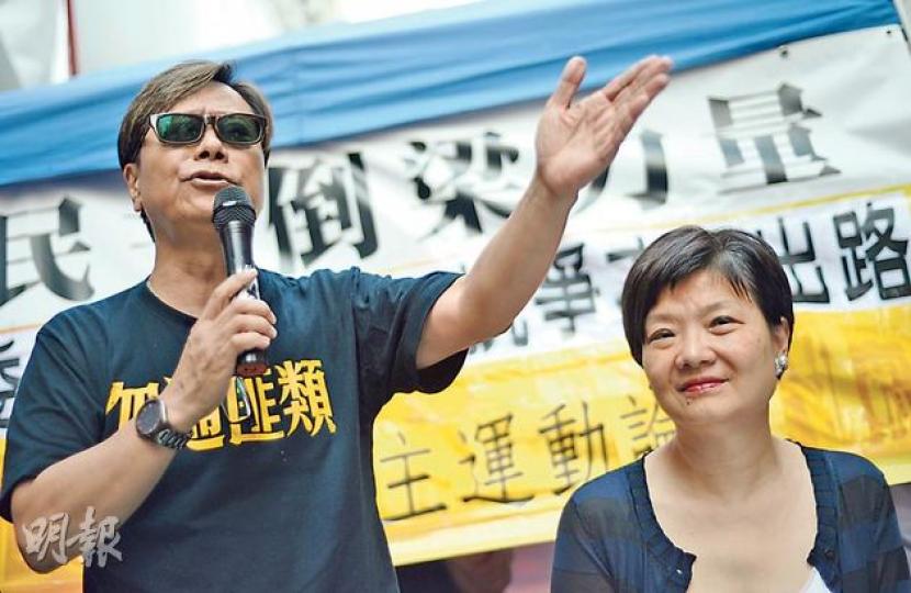 人民力量黃毓民(左)、公民黨主席余若薇(右)昨日一同出席一個街頭論壇,余若薇表明若坐監可以有真普選,她絕對願意坐監,呼籲民主路上要有包容,大家對爭普選的方法毋須一樣。黃毓民則表明若「佔領中環」行動容許2016年仍有功能組別,人力便不會參與。(盧翊銘攝) 人民力量黃毓民(左)、公民黨主席余若薇(右)昨日一同出席一個街頭論壇,余若薇表明若坐監可以有真普選,她絕對願意坐監,呼籲民主路上要有包容,大家對爭普選的方法毋須一樣。黃毓民則表明若「佔領中環」行動容許2016年仍有功能組別,人力便不會參與。(盧翊銘攝)