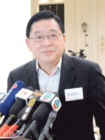 行會成員、經民聯林健鋒一度引述喬曉陽稱，中央只容許愛國愛港的人當特首，因與中央對抗的人對香港不利，但其後被喬曉陽澄清有關說法不夠準確，重申中央是不容許與中央對抗的人當特首。（林凱旻攝）