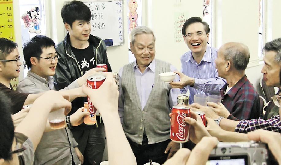 《城市論壇》主持謝志峰(右三)噚日為患癌「維園阿伯」許金池(右四)開咗兩圍,出席者老中青都有。(林景輝攝)《城市論壇》觀眾整咗張心意卡送畀許伯(圖),祝佢身體健康。(盧翊銘攝) 《城市論壇》主持謝志峰(右三)噚日為患癌「維園阿伯」許金池(右四)開咗兩圍,出席者老中青都有。(林景輝攝)《城市論壇》觀眾整咗張心意卡送畀許伯(圖),祝佢身體健康。(盧翊銘攝)