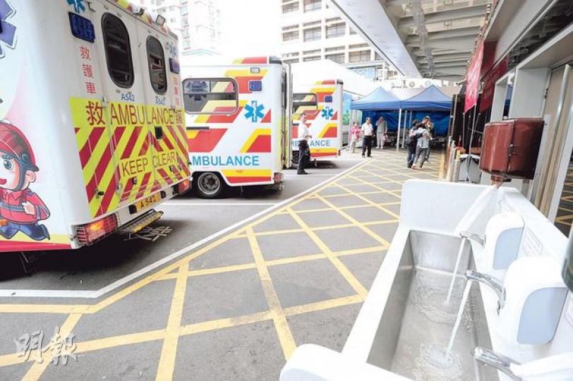 本報於3月中到伊利沙伯醫院急症室門外觀察3小時，發現每當救護車停泊距離洗手盆約5米範圍車位時（圖），經常觸發盆內1至3個紅外線水龍頭灑水。 （尹錦恩攝）（明報製圖）