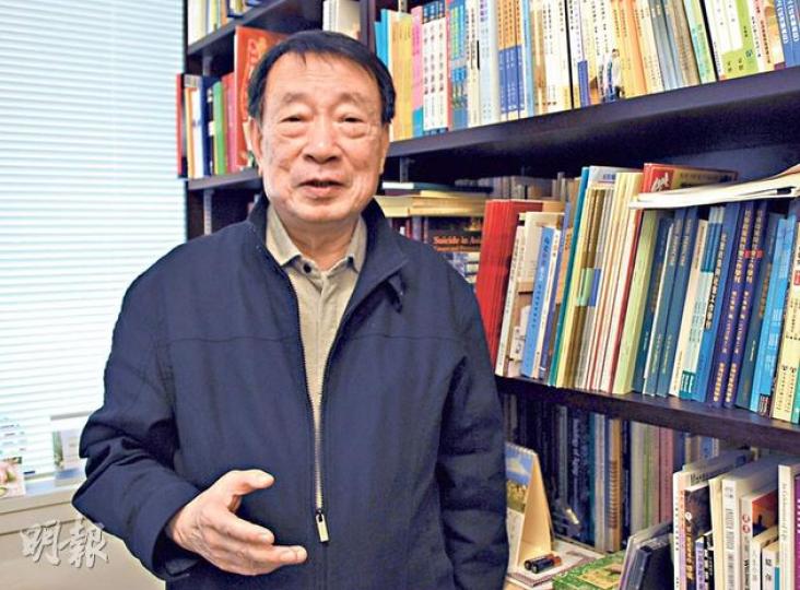 港大教授周永新本身研究退休保障多時,雖然政府給予1年時間研究,但他已滿腹計劃,預期6至8個月內可交出報告。(袁柏恩攝)爭取全民退休保障聯席昨日遊行,要求政府盡快設立全民養老基金,一群長者將高官的人像和拖鞋掛在禮賓府後門,寓意不要再拖延。(余俊亮攝)(明報製圖) 港大教授周永新本身研究退休保障多時,雖然政府給予1年時間研究,但他已滿腹計劃,預期6至8個月內可交出報告。(袁柏恩攝)爭取全民退休保障聯席昨日遊行,要求政府盡快設立全民養老基金,一群長者將高官的人像和拖鞋掛在禮賓府後門,寓意不要再拖延。(余俊亮攝)(明報製圖)