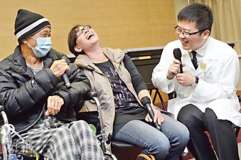 因肝衰竭早被太太認定時日無多的熊先生(左),本已病得神志不清,甚至會胡亂說話,但受惠於瑪麗醫院新的跨血型肝臟移植技術,月初成功換肝,更能於昨日與太太(中)及主診醫生夏威(右)笑說當天。 (余俊亮攝) 因肝衰竭早被太太認定時日無多的熊先生(左),本已病得神志不清,甚至會胡亂說話,但受惠於瑪麗醫院新的跨血型肝臟移植技術,月初成功換肝,更能於昨日與太太(中)及主診醫生夏威(右)笑說當天。 (余俊亮攝)