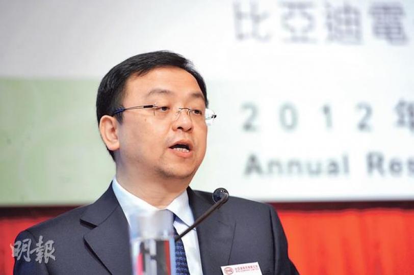 儘管去年盈利大瀉,又曾遭券商及同行唱淡,比亞迪董事長王傳福仍對發展前景感到樂觀,認為今年將是比亞迪「二次騰飛」的開始。(尹錦恩攝)(明報製圖) 儘管去年盈利大瀉,又曾遭券商及同行唱淡,比亞迪董事長王傳福仍對發展前景感到樂觀,認為今年將是比亞迪「二次騰飛」的開始。(尹錦恩攝)(明報製圖)