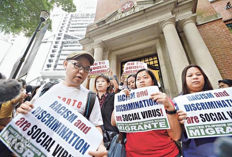 亞洲外勞協調組織發言人Eman Villanueva(左)說昨天是悲傷一天,擔心外傭今後會承受更多不平等勞工待遇,又批評有政壇中人藉外傭議題博取聲望。(余俊亮攝)保安局長黎棟國(左)表示,政府要進一步研究如何解決雙非問題,不過他和律政司長袁國強(前)並未闡釋方案。(余俊亮攝) 亞洲外勞協調組織發言人Eman Villanueva(左)說昨天是悲傷一天,擔心外傭今後會承受更多不平等勞工待遇,又批評有政壇中人藉外傭議題博取聲望。(余俊亮攝)保安局長黎棟國(左)表示,政府要進一步研究如何解決雙非問題,不過他和律政司長袁國強(前)並未闡釋方案。(余俊亮攝)