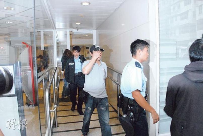 涉在土瓜灣銀行存款時行使偽鈔的男子(掩面者)被警方拘捕,帶署調查。(雲錦鋒攝) 涉在土瓜灣銀行存款時行使偽鈔的男子(掩面者)被警方拘捕,帶署調查。(雲錦鋒攝)
