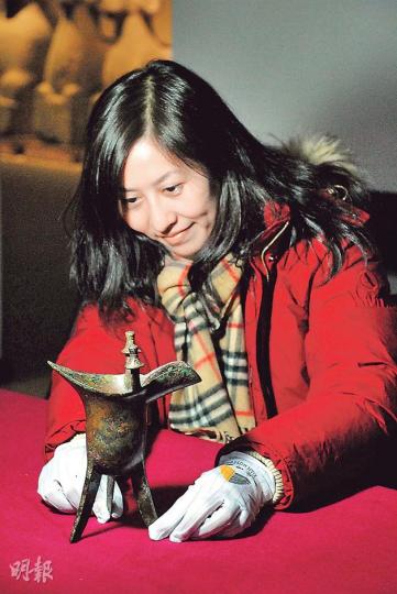 西安博物院設「白手套服務」,讓遊客「零距離接觸文物」。(郭瑋瑋攝)據職員說,這北周鎏金佛像最特別的,是底座刻了些字。(郭瑋瑋攝)(郭瑋瑋攝)這些非常「墜手」的金餅,據說是西漢時與外國通商之用。(郭瑋瑋攝)這件唐三彩陶器,乃大夫用來為病人把脈的脈枕。(郭瑋瑋攝)這件塑衣式跽坐拱手俑,顏色仍舊鮮明,神態嫵媚,是鎮館之寶之一。(郭瑋瑋攝)從漢陽陵陪葬坑道的佈局和內容,能看出古人「事死如事生」的態度。(郭瑋瑋攝)漢陽陵的陶俑本來都裝有可動的木臂,現在已經腐朽不見。(郭瑋瑋攝)博物館有200多件文物,包括 西安博物院設「白手套服務」,讓遊客「零距離接觸文物」。(郭瑋瑋攝)據職員說,這北周鎏金佛像最特別的,是底座刻了些字。(郭瑋瑋攝)(郭瑋瑋攝)這些非常「墜手」的金餅,據說是西漢時與外國通商之用。(郭瑋瑋攝)這件唐三彩陶器,乃大夫用來為病人把脈的脈枕。(郭瑋瑋攝)這件塑衣式跽坐拱手俑,顏色仍舊鮮明,神態嫵媚,是鎮館之寶之一。(郭瑋瑋攝)從漢陽陵陪葬坑道的佈局和內容,能看出古人「事死如事生」的態度。(郭瑋瑋攝)漢陽陵的陶俑本來都裝有可動的木臂,現在已經腐朽不見。(郭瑋瑋攝)博物館有200多件文物,包括