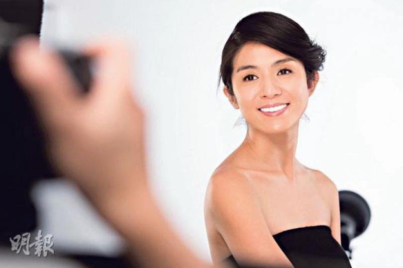 楊采妮拍攝護膚廣告展現女性自然美。（微博圖片）