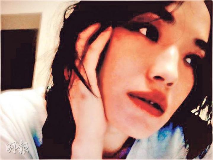 舒淇悶悶不樂的樣子令分手傳聞添更多揣測。（微博圖片）