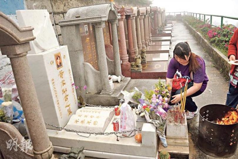 黃家駒粉絲帶了不少祭品拜祭偶像。（攝影/記者：陳釗）來自內地的粉絲遺憾Beyond紀念演唱會未能成事。（攝影/記者：陳釗）女粉絲為偶像陳百強打掃墓碑。（攝影/記者：陳釗）清明時節雨紛紛，新馬師曾（上圖）及葉世榮前太太的墓前（下圖）顯得格外冷清。（攝影/記者：陳釗）（攝影/記者：陳釗）