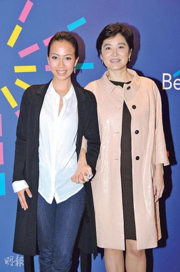 林青霞十指緊扣繼女邢嘉倩合照，以行動證明母女心連心。（攝影﹕鍾偉茵）張天愛與林青霞手拖手笑容一致，似為邢嘉倩成功創業同感欣慰。（攝影﹕鍾偉茵）林青霞與張天愛私下十分友好，甫見面不禁來個深情擁抱。（攝影﹕鍾偉茵）邢嘉倩視外公張有興與母親張天愛為學習榜樣。（攝影﹕鍾偉茵）由陶敏明陪同現身的的林青霞，其優雅氣質十年如一。（攝影﹕鍾偉茵）霍家新抱郭晶晶盛傳有喜，霍啟山昨日現身不代兄嫂回應。（攝影﹕鍾偉茵）