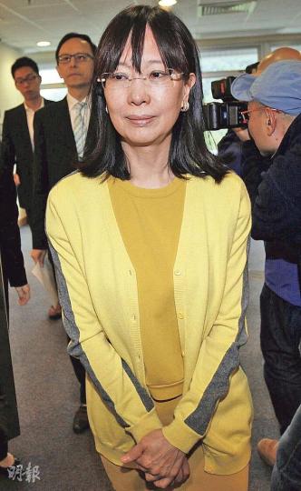 繼2006年因以醫生身分推銷維特健靈的健康產品被裁定專業失當後，西醫陳曦齡（圖）再度因誤用專科醫生名銜而被醫委會起訴，其任職心臟科醫生的丈夫謝德富與兒子昨亦有到庭聽審。（李紹昌攝）