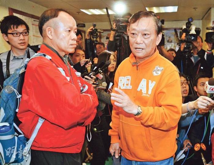 代表勞聯的香港國際貨櫃碼頭職工總會會務顧問曾炳發（右），在會後表示雙方都有就薪酬事宜提出具體方案，認為算有進展，但會堅持工會訴求。圖左為工會會長黃桂庭。（盧翊銘攝） 曾自稱「可代表所有碼頭工人」的工聯會失業工人李炳剛（別名「鬍鬚B」，右），昨日也有到場參與談判，會後怒斥資方無誠意，又指HIT「竟以加廁所當回應訴求，我真係O晒嘴」，認為終止會議是向資方表達不滿。（盧翊銘攝）