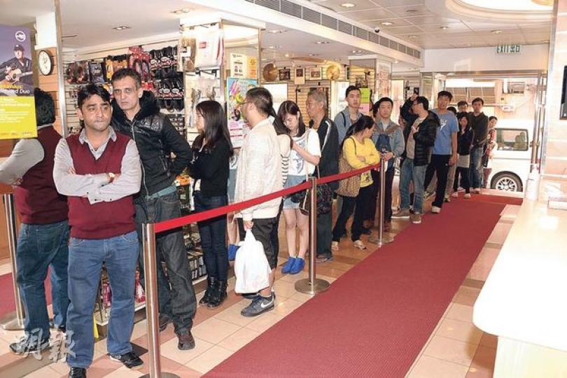 陳奕迅演唱會門票昨日正式公開發售，市民一早排隊撲飛。（攝影/記者：陳釗）