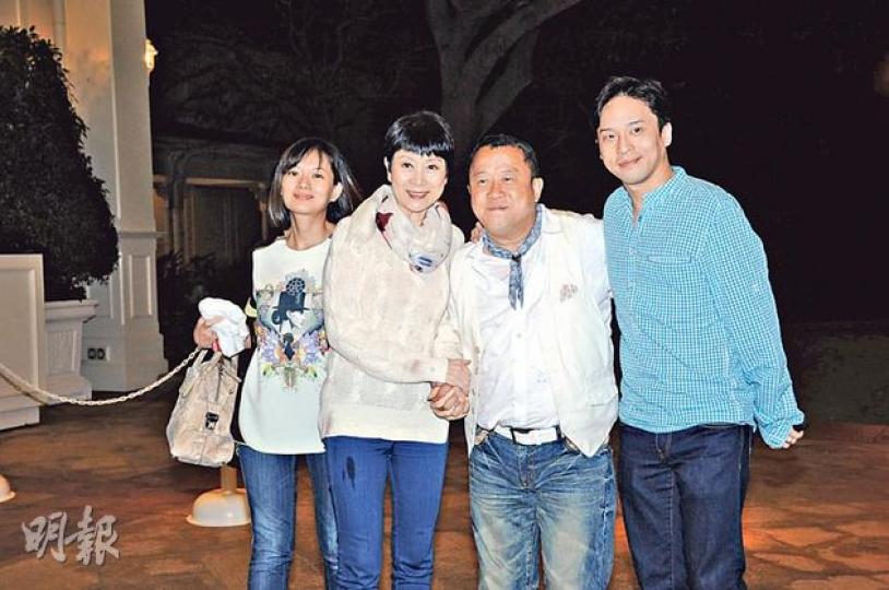 陳寶珠現身派對，為壽星曾志偉帶來驚喜，兩旁為陳寶珠兒子楊天經和新抱吳文珊。（攝影﹕鍾偉茵、梁迺楠）邱淑貞一家五口都有參加志偉生日派對，大女沈月（右一）離開時箭步行前，老公沈嘉偉殿後抱着細女沈星。（攝影﹕鍾偉茵、梁迺楠）吳君如偕同吳媽媽、導演男友陳可辛和女兒陳是知，三代同堂享家庭樂。（攝影﹕鍾偉茵、梁迺楠）上山安娜手拖邱淑貞的二女沈日（左一）和自己女兒Hilary（右一）步出時笑笑口，似乎玩得好開心。（攝影﹕鍾偉茵、梁迺楠）