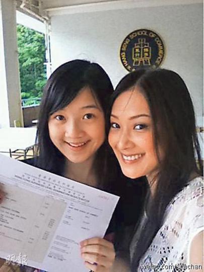 陳僖儀與家人的感情非常好,妹妹早前考得好成績,她亦在微博公開大讚對方。(微博圖片) 陳僖儀與家人的感情非常好,妹妹早前考得好成績,她亦在微博公開大讚對方。(微博圖片)