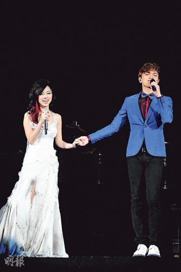 G.E.M.前晚個唱尾場請來張敬軒任表演嘉賓。(攝影﹕梁迺楠) G.E.M.前晚個唱尾場請來張敬軒任表演嘉賓。(攝影﹕梁迺楠)