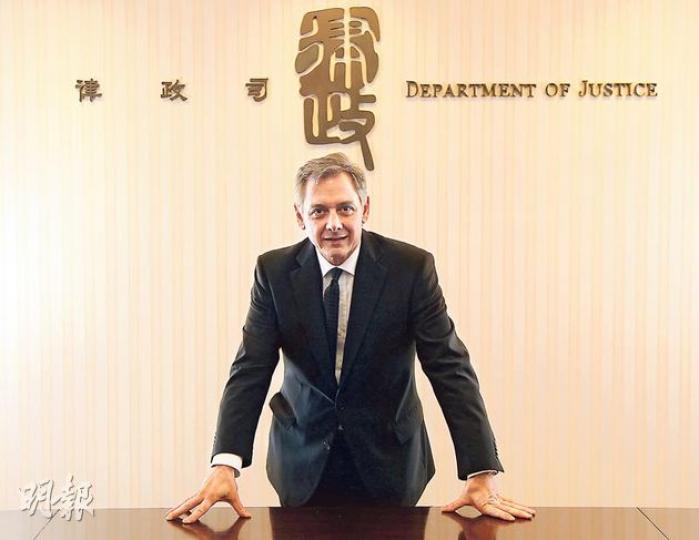 本身為資深大律師的刑事檢控專員薛偉成，將於今年「退位讓賢」，他接受訪問時表示退休後會繼續從事法律專業，但未透露會否出任法官及其繼任人選。（林俊源攝）
