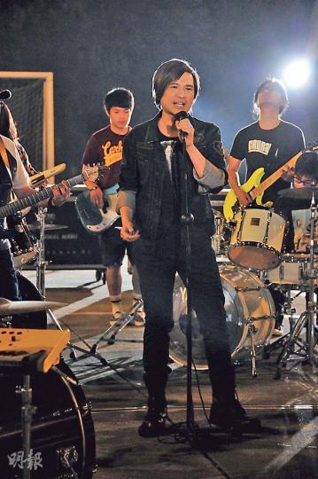 葉世榮前晚拍攝新歌《薪火相傳》MV，他透露歌曲是表達將搖滾精神一代代地傳下去的意思。（攝影：梁迺楠）