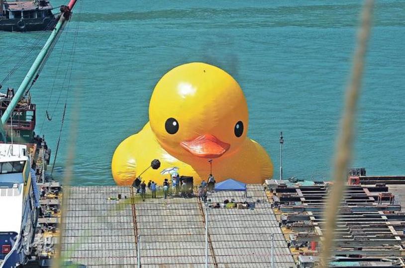 Rubber Duck來了！昨日試水令一眾粉絲好興奮。（攝影﹕梁榮達、黃梓烜、劉永銳）多啦A夢跟Rubber Duck世紀合照，問你暈未？（攝影﹕梁榮達、黃梓烜、劉永銳）杜汶澤有機會跟Rubber Duck影合照，未埋位都笑笑口。（攝影﹕梁榮達、黃梓烜、劉永銳）