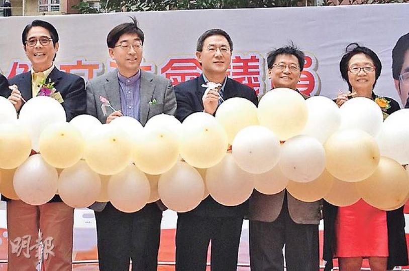 工聯會黃國健（左一）噚日喺秀茂坪邨嘅辦事處開幕，食衛局長高永文（左二）、勞工處長卓永興（中）等都有出席，黃國健乘機公開向高永文爭取喺啟德建全科醫院。右一為陳婉嫻。（何曉勤攝）