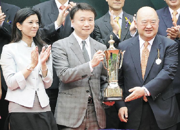 羅傑承與太太梁芷珊的愛駒於愛彼女皇盃勝出，羅傑承從終審法院首席法官馬道立（右）手中接過冠軍獎盃。（攝影：鍾偉茵、梁迺楠）劉鑾雄昨日與呂麗君去福臨門午膳，但大劉對記者的提問充耳不聞。（攝影：鍾偉茵、梁迺楠）