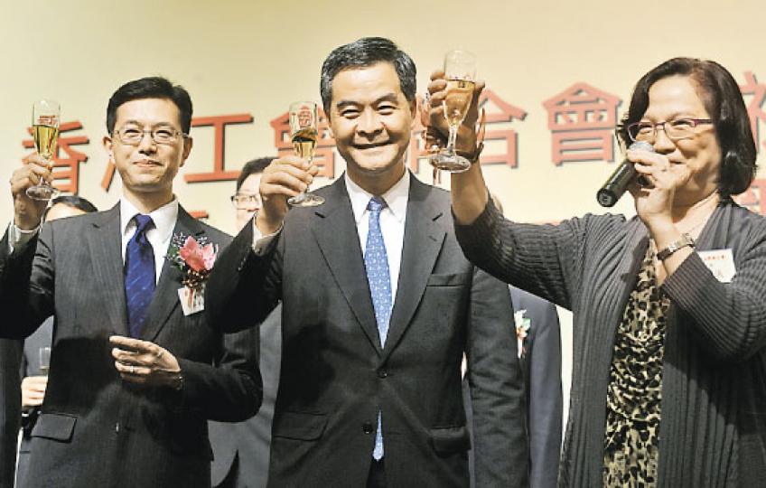 梁振英（中）昨午以公事為由，婉拒出席報業公會頒獎禮。噚晚工聯會成立65周年暨勞動節酒會，又豈能不賞面。工聯會喺特首選舉支持梁，梁噚晚則以主禮嘉賓身分祝酒。右為會長林淑儀，左為理事長吳秋北。（劉焌陶攝）