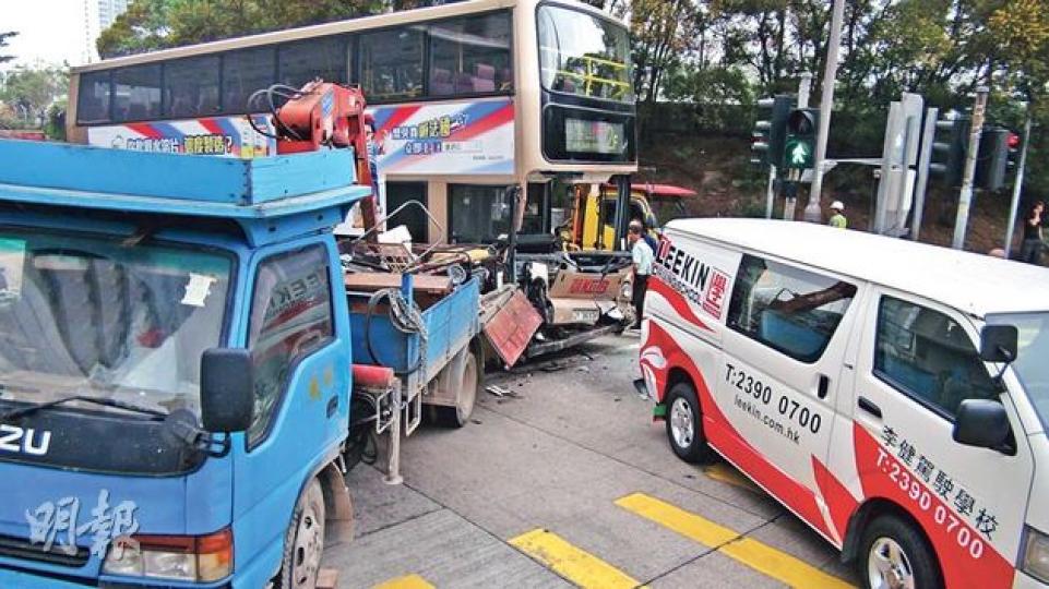 上月才入職的中年九巴車長，在南昌街上斜燈口位據悉突然暈倒，巴士失控撞及電單車、吊臂車及「學神」客貨車，意外後巴士車頭玻璃整塊脫落，車長送院前已回復清醒。（林智傑攝）