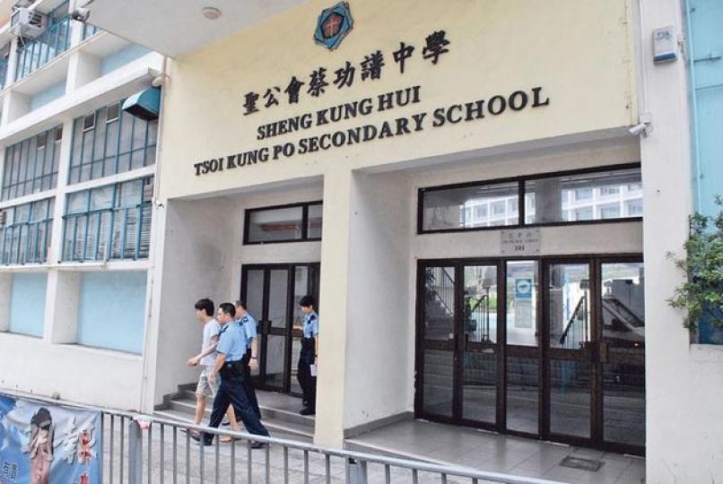 警員在何文田忠孝街聖公會蔡功譜中學帶走一名涉嫌偷竊及向學生追債的男子。（伍浦鋒攝）
