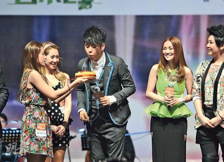 眾人為壽星仔許廷鏗慶祝25歲生日。（攝影：鍾偉茵）吳若希認為陳僖儀是新歌手的榜樣。（攝影：鍾偉茵）謝安琪與李代沫（右）互讚唱歌聲線溫柔。（攝影：鍾偉茵）
