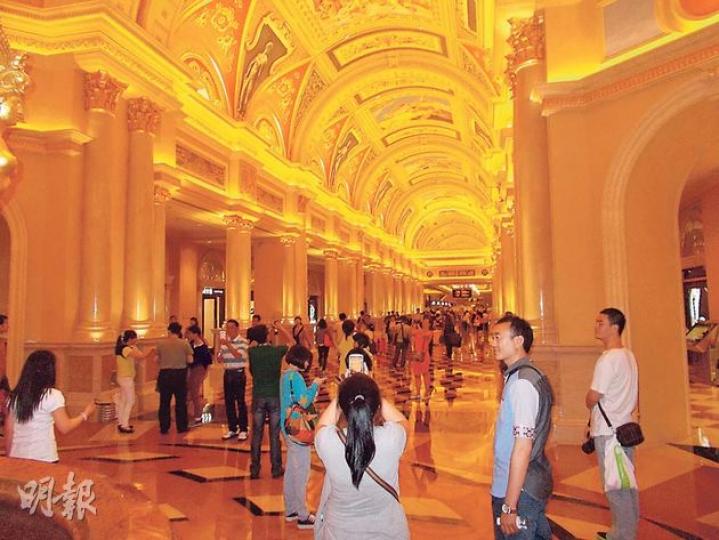 澳門又傳打貪官豪賭，拖累一眾賭股逆市跌，但金沙中國旗下威尼斯人度假村酒店大堂，昨日仍遊人如鯽。（陳偉燊攝）