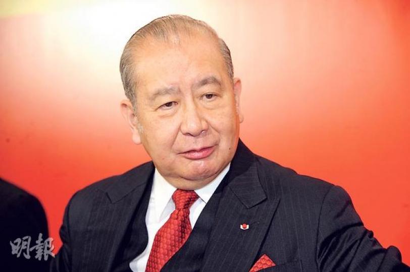 面對股東關於借款予許仕仁的質疑，主席李國寶以案件進入法律程序為由，不予置評，但就突然自爆稱借款不是無抵押。（尹錦恩攝）東亞銀行被許仕仁拖數，有小股東（圖）怒轟主席李國寶對相熟高官寬鬆放貸，未有嚴守銀行的貸款準則，擔心巨額欠款變「爛帳」。又質疑入稟狀未有透露欠款金額及詳情，缺乏透明度。（尹錦恩攝）（明報製圖）