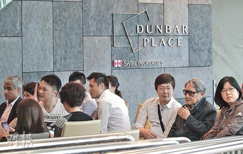 太古地產昨首度開售的何文田新盤DUNBAR PLACE，全日售10伙，現場所見絕大部分為港客。（郭慶輝攝）（明報製圖）