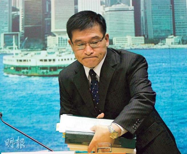 海事處長廖漢波被傳媒兩度問及會否道歉，並無正面回應，只表示對事故感到心情十分沉重，又稱處方有汲取教訓以作改善。（李紹昌攝）運輸及房屋局長張炳良表示，調查報告指出海事處有法不依，處方的做法令到公眾引起懷疑，這是「不能容忍」；作為局長，他對「死難者及家屬都有歉意」。（李紹昌攝）（明報製圖）