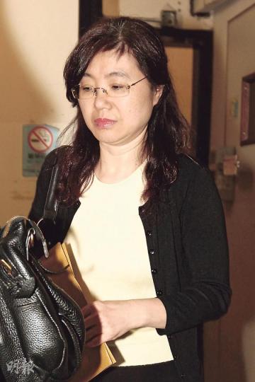 律師行職員汪健鈺（圖）昨在庭上「自爆」去年在被廉署問話後，即指示律師事務所同事，為她在檔案紀錄簿上增加資料，遭辯方抨擊其做法。（郭慶輝攝）