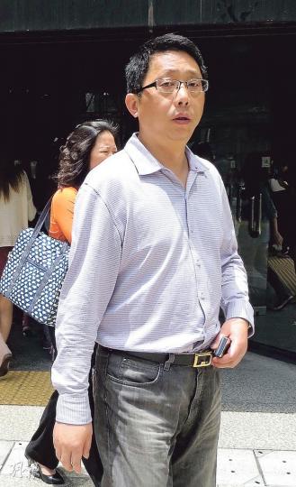事主孫志剛一心來港談生意，疑誤墮騙財「陷阱」。（陳倢朗攝）涉設置天仙局騙財的被告彭舜，昨由數名女親友「護駕」離開法庭時，曾與記者碰撞。（陳倢朗攝）
