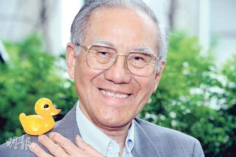 工業家林亮是香港第一代「鴨仔」之父，雖然年屆89歲，但訪問當日仍像「老頑童」一樣，健步如飛，更擺出多個甫士和「鴨仔」合照。（尹錦恩攝）林亮在1947年生產第一代的港版「膠鴨仔」。這些「膠鴨仔」和早年的塑膠日本洋娃娃不同，是用當年較先進的塑膠「壓注機」製造，圖中上方的「膠鴨仔」正是由下方的「原模」製造。這些「原模」今次是首次曝光，連紐約的玩具博物館亦曾詢問林亮是否願意捐出展覽。（尹錦恩攝）