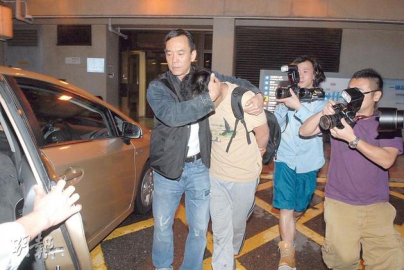 山景邨3歲女童意外墮樓死亡後，警方帶走其父親協助調查。（伍浦鋒攝）