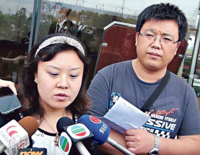 遼寧公務員鄭先生(右)一家四口因旅遊巴故障,行程延誤逾一小時,他與妻子各向旅行社索賠3000元,並致電旅議會及報警,手持行程等資料向記者表達不滿。(林智傑攝)鄭先生向記者講解事件時,突然哭訴稱旅行社「完全是欺詐」,並揚言「以後都不再來香港」。(林智傑攝)在丈夫訴說完對旅行社的不滿後,鄭太接着向記者表示不滿旅行社安排,其間淌下兩滴眼淚。(林智傑攝) 遼寧公務員鄭先生(右)一家四口因旅遊巴故障,行程延誤逾一小時,他與妻子各向旅行社索賠3000元,並致電旅議會及報警,手持行程等資料向記者表達不滿。(林智傑攝)鄭先生向記者講解事件時,突然哭訴稱旅行社「完全是欺詐」,並揚言「以後都不再來香港」。(林智傑攝)在丈夫訴說完對旅行社的不滿後,鄭太接着向記者表示不滿旅行社安排,其間淌下兩滴眼淚。(林智傑攝)