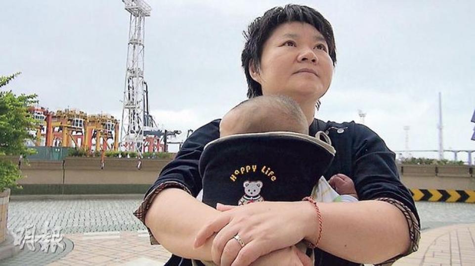 涉事接待旅行社的顏姓女職員接獲團友投訴後,她因菲傭放假無人照顧嬰兒,唯有抱着嬰兒趕往酒店跟進團友的訴求。(林智傑攝) 涉事接待旅行社的顏姓女職員接獲團友投訴後,她因菲傭放假無人照顧嬰兒,唯有抱着嬰兒趕往酒店跟進團友的訴求。(林智傑攝)