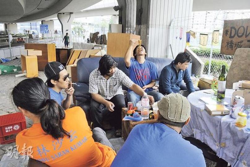 渡船街天橋底住有一群尼泊爾裔露宿者,其中豪仔(化名,左二)稱,他們稱該處為「Down Town」,視為第二個家,同鄉亦以兄弟相稱,會分享全部所有。(劉焌陶攝)渡船街橋底的露宿者,早前接到地政總署發出的最後通牒(圖中告示),勒令他們於5月7日前遷出。(劉焌陶攝) 渡船街天橋底住有一群尼泊爾裔露宿者,其中豪仔(化名,左二)稱,他們稱該處為「Down Town」,視為第二個家,同鄉亦以兄弟相稱,會分享全部所有。(劉焌陶攝)渡船街橋底的露宿者,早前接到地政總署發出的最後通牒(圖中告示),勒令他們於5月7日前遷出。(劉焌陶攝)