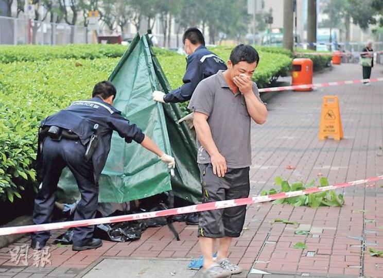 一名保安員當值期間墮樓身亡,其家人趕至認屍後悲慟痛哭。(蔡方山攝) 一名保安員當值期間墮樓身亡,其家人趕至認屍後悲慟痛哭。(蔡方山攝)