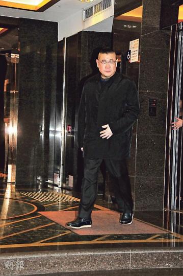 劉鑾雄昨午到福臨門午膳，對缺席澳門聆訊一事不回應。（攝影/記者﹕梁迺楠）甘比藍色上衣配藍色手袋，與穿深藍色衫的大劉頗合襯。（攝影/記者﹕梁迺楠）前泰國總理他信與親友到福臨門用膳，見記者即以官式揮手打招呼。（攝影/記者﹕梁迺楠）